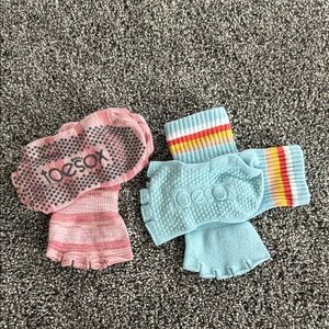 toesox Grip Socks in Pink & Light Blue with Rainbow Cuff